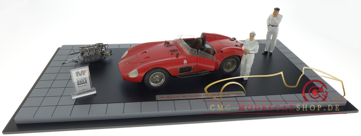 CMC Bundle Maserati 300S Dirty Hero ® moteur comprenant, 2 figures et vitrine exclusive