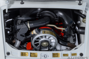 Autoart Porsche 911 Carrera 2.7 RS Grand Prix, weiss/rot