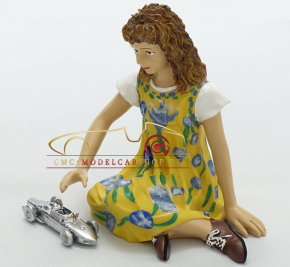 Figur Mädchen "VIVE LES CMC" mit CMC Ferrari Dino 156 F1