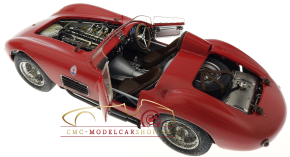 CMC Bundle Maserati 300S Dirty Hero ® moteur comprenant, 2 figures et vitrine exclusive