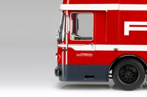 Schuco Porsche Renntransporter Mercedes 1:18